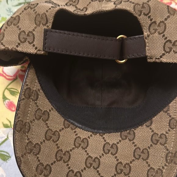 Gucci hat used two time signs shows on the inside from usage - Picture 8 of 11